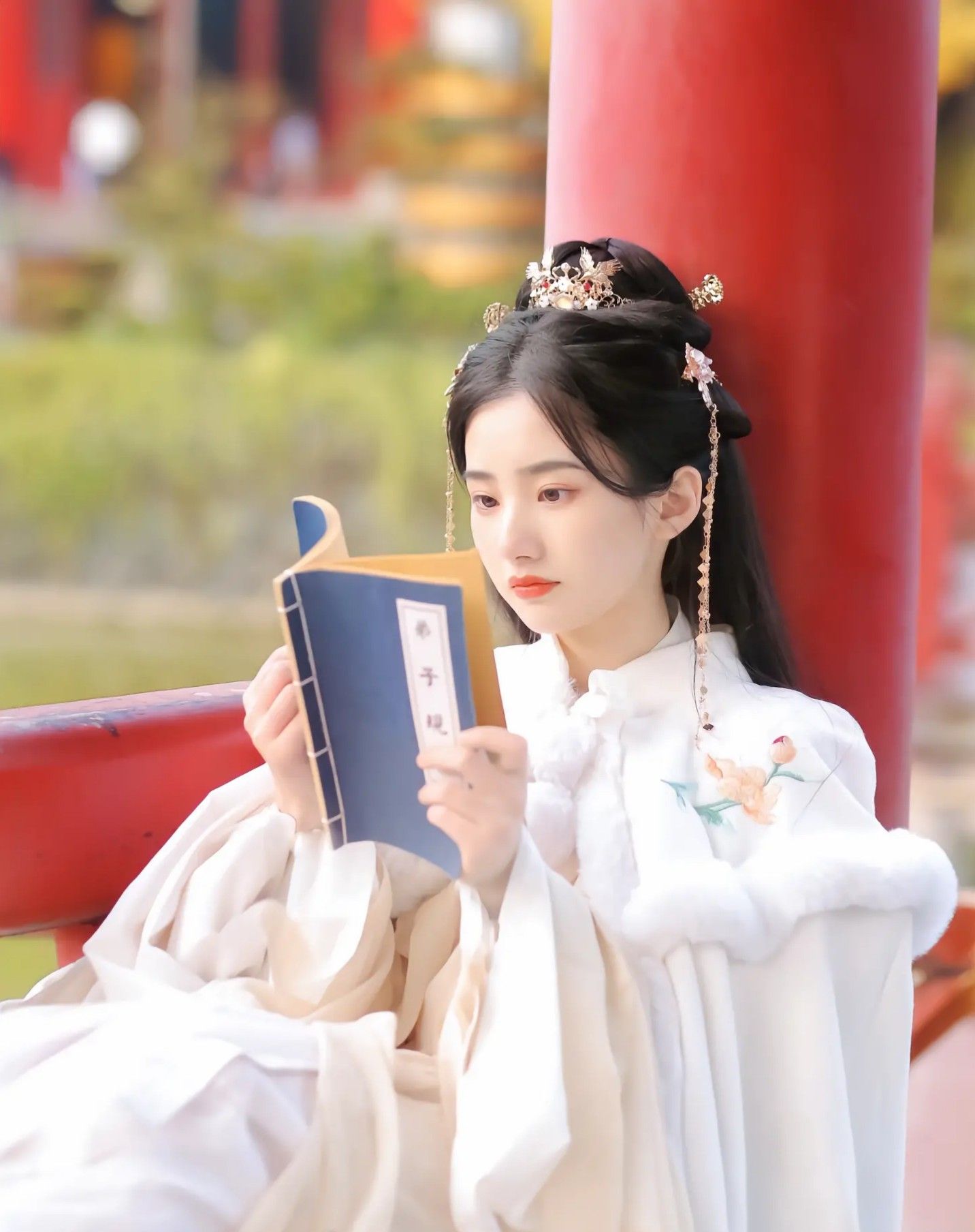 The Enigma of a Cream-Colored Cheongsam Woman The Enigma of a Cream-Colored Cheongsam Woman