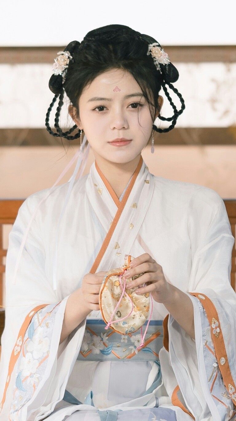 The Rise of Hanfu Fashion among Summer-Blooming Junior Schoolgirls:A Cultural Perspective The Rise of Hanfu Fashion among Summer-Blooming Junior Schoolgirls:A Cultural Perspective