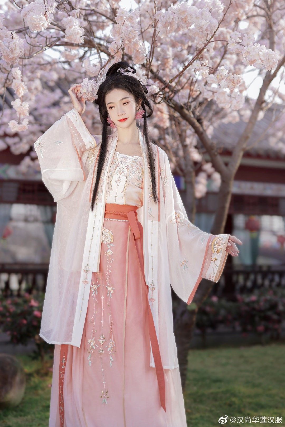 Youthful Cheongsam Style:The Evolution of Traditional Qipao for Modern Women in 2024 Youthful Cheongsam Style:The Evolution of Traditional Qipao for Modern Women in 2024