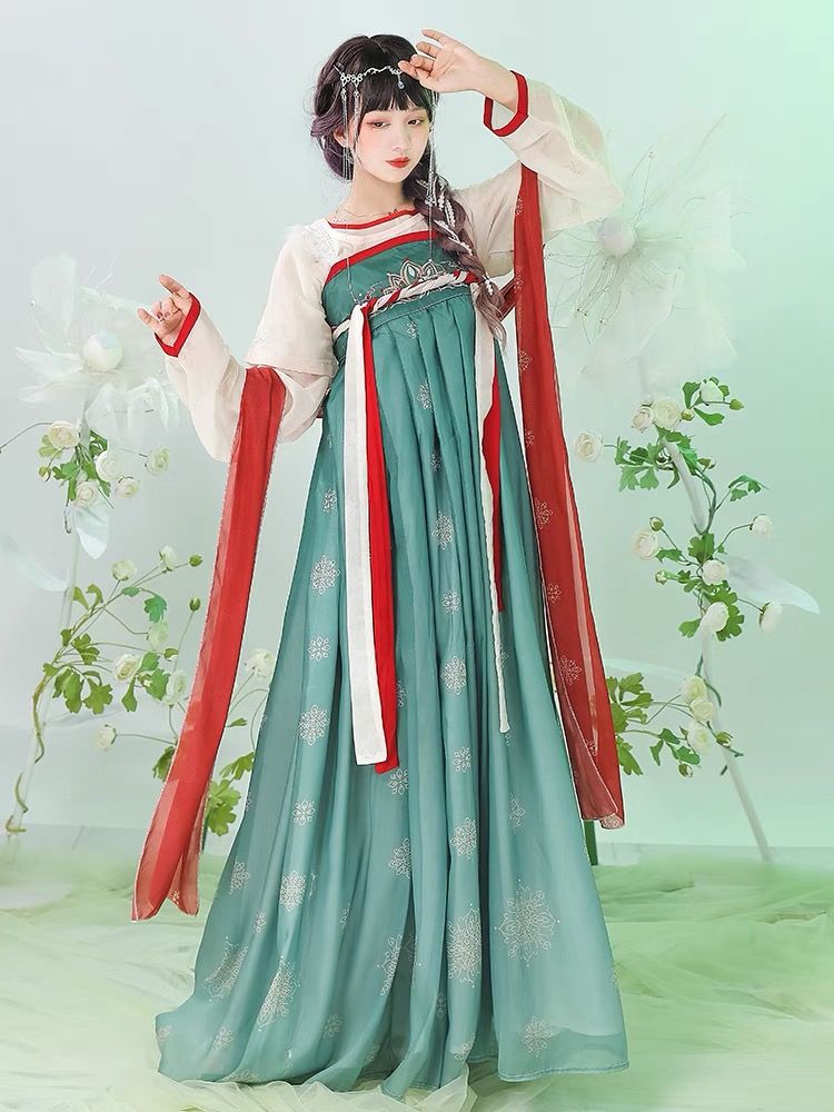 Vibrant Red Cheongsam in Winter:A Traditional Elegance Vibrant Red Cheongsam in Winter:A Traditional Elegance