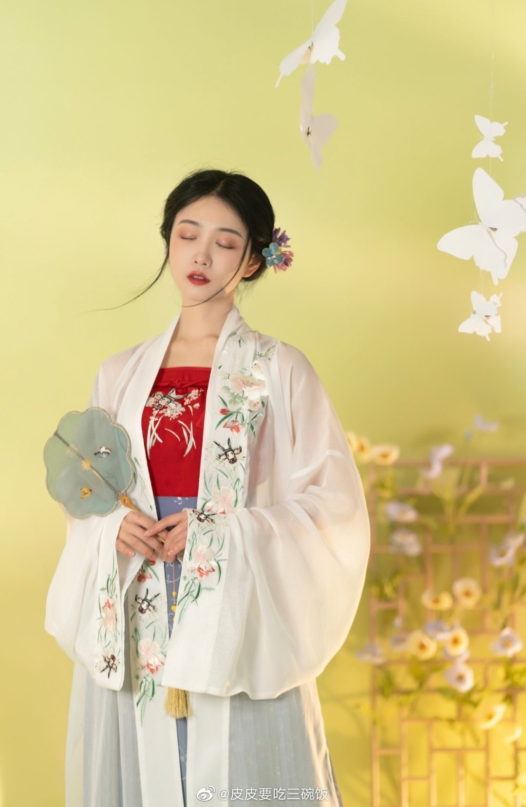 A Chic Mid-Sleeve Qipao Dress with Three-Quarter Length Sleeves A Chic Mid-Sleeve Qipao Dress with Three-Quarter Length Sleeves
