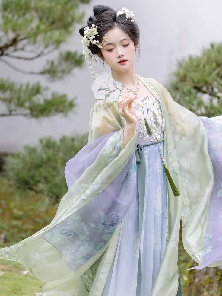 Tang Palace Dinner Dance:The Splendor of Hanfu in a Grand Scale Tang Palace Dinner Dance:The Splendor of Hanfu in a Grand Scale