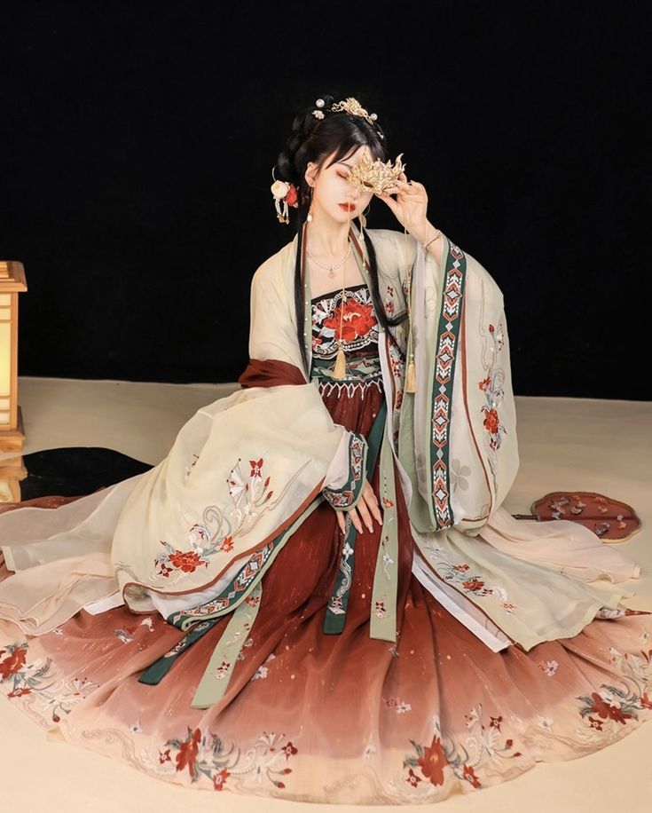 Embracing the New Chinese Style:Cheongsam Women in Summer Vogue Embracing the New Chinese Style:Cheongsam Women in Summer Vogue