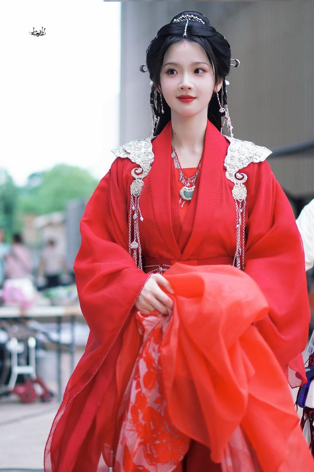 Embracing Modernity in Cheongsam Design:Young Women Embrace a New Era of Sexy Qipao Fashion Embracing Modernity in Cheongsam Design:Young Women Embrace a New Era of Sexy Qipao Fashion