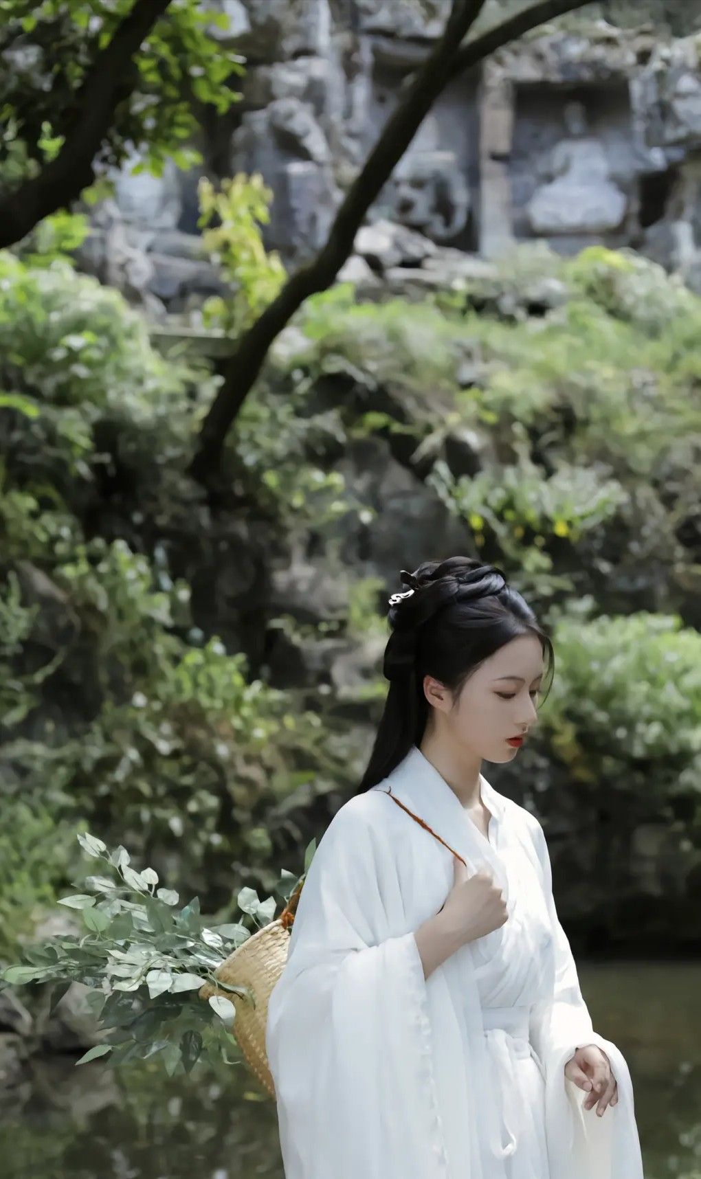 Children in Hanfu Outer Robe with a Layer of纱衣 纱衣的英文名称可能为Silk Veil或Thin Silk Cloth) Children in Hanfu Outer Robe with a Layer of纱衣 纱衣的英文名称可能为Silk Veil或Thin Silk Cloth)