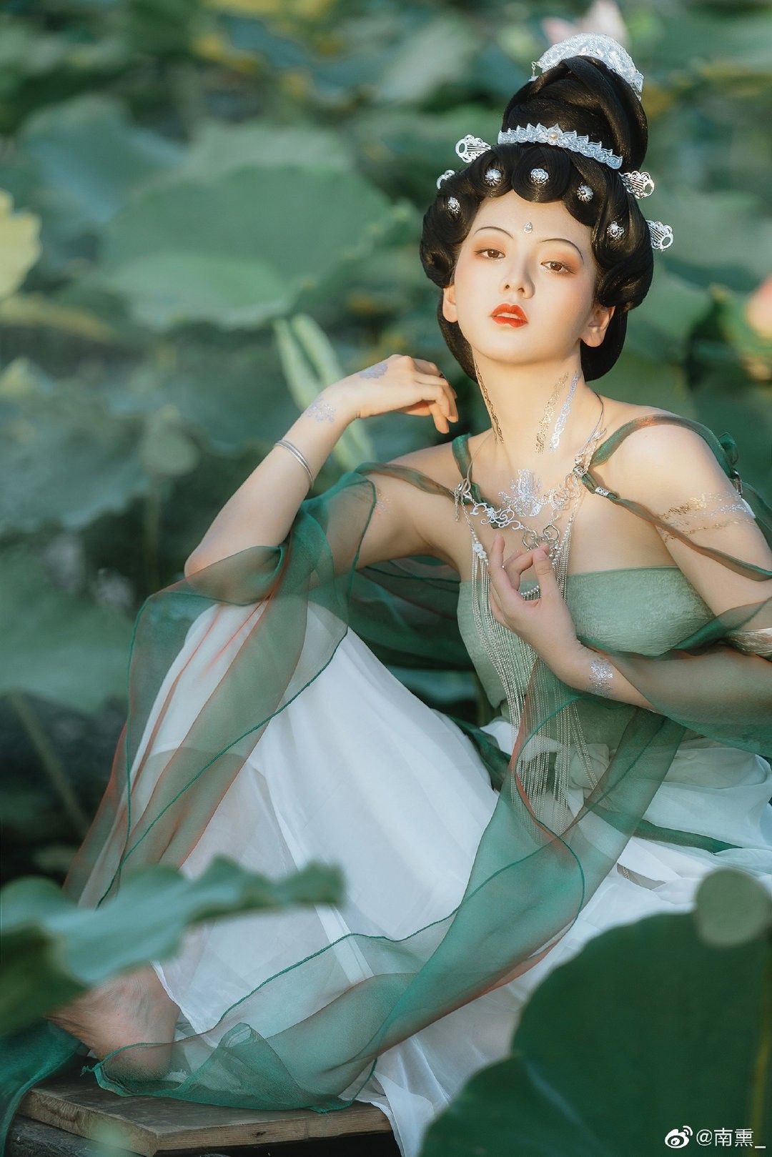 Elegant Engagement in a New Chinese Cheongsam:The Splendor of Modern Qipao Elegant Engagement in a New Chinese Cheongsam:The Splendor of Modern Qipao