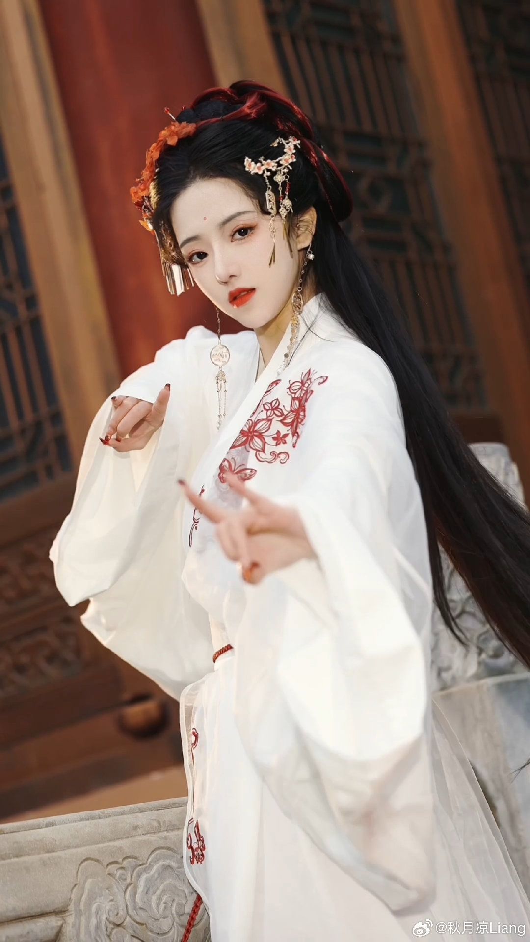 Elegance Revived:The Original Hanfu of Junyifang Elegance Revived:The Original Hanfu of Junyifang