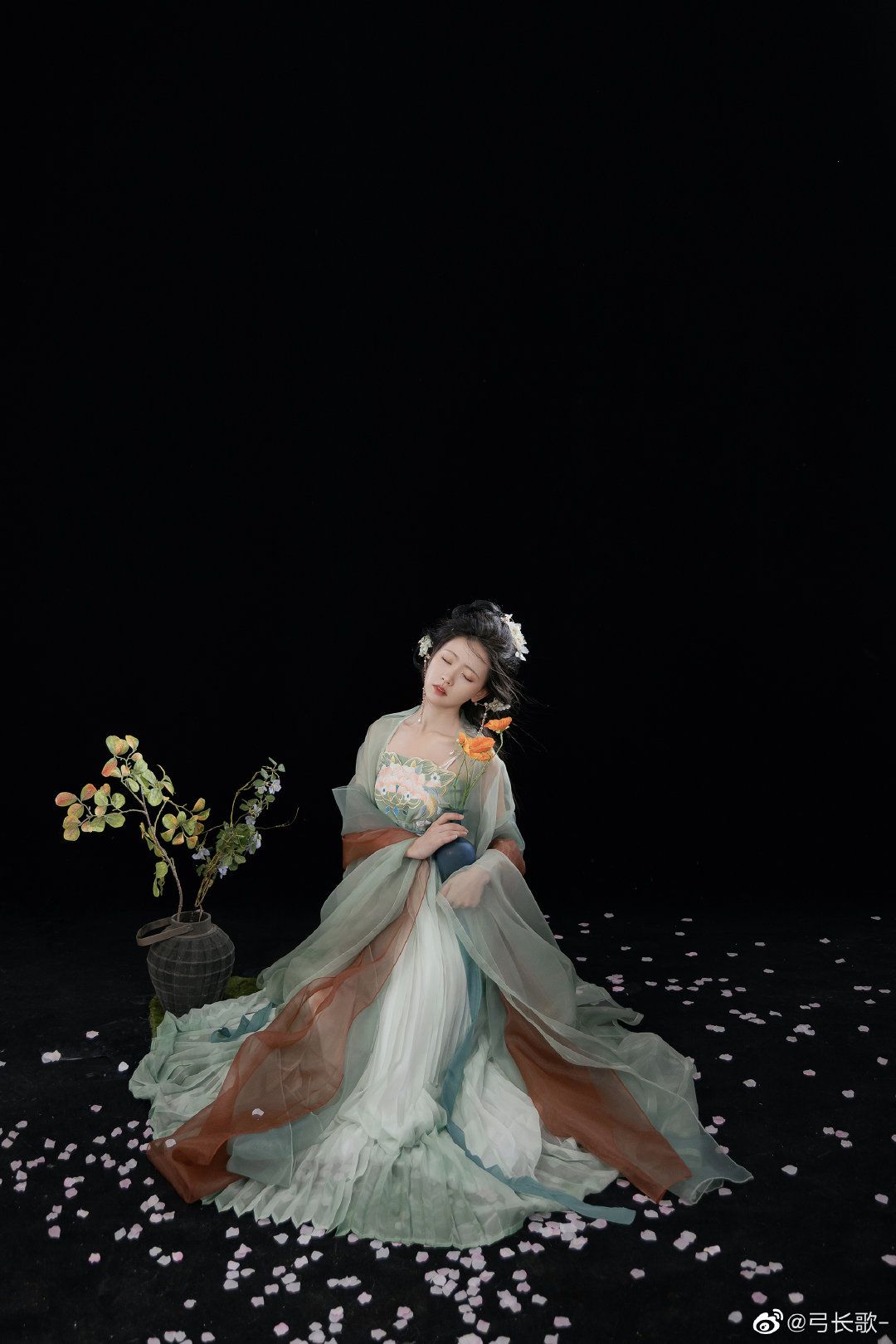 Ancient Charm of Hanfu:A Little Girls Journey into Traditional Chinese Costume Ancient Charm of Hanfu:A Little Girls Journey into Traditional Chinese Costume