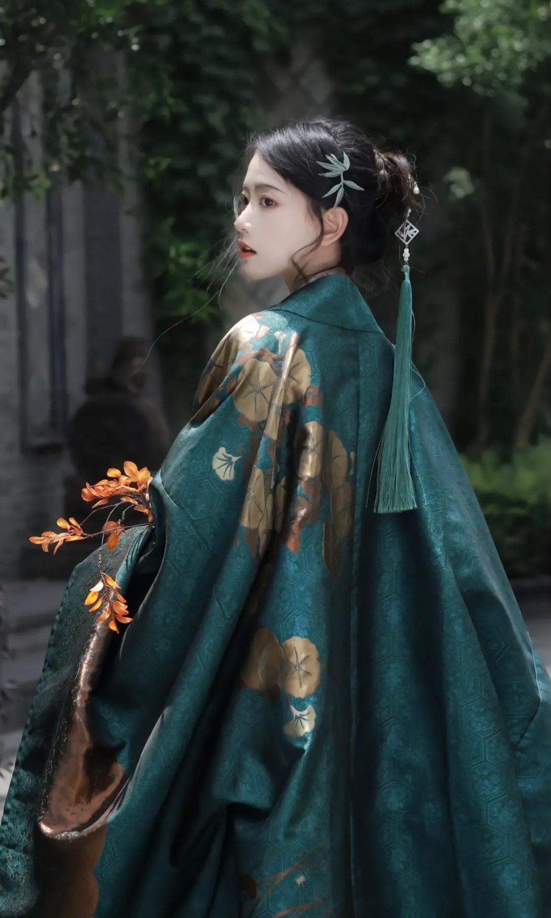 Xiaolus Journey in Traditional Chinese Water-Style Hanfu:A Blend of Nature and Elegance