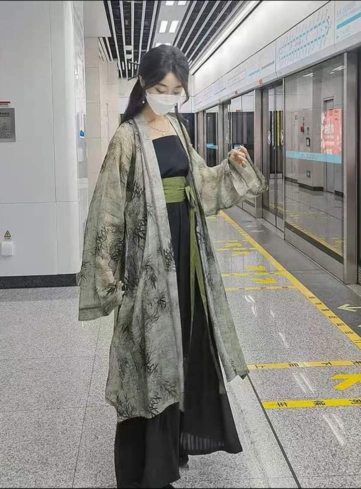 Chic and Traditional:The Girl in Tang-Style Chinese Fashion Chic and Traditional:The Girl in Tang-Style Chinese Fashion