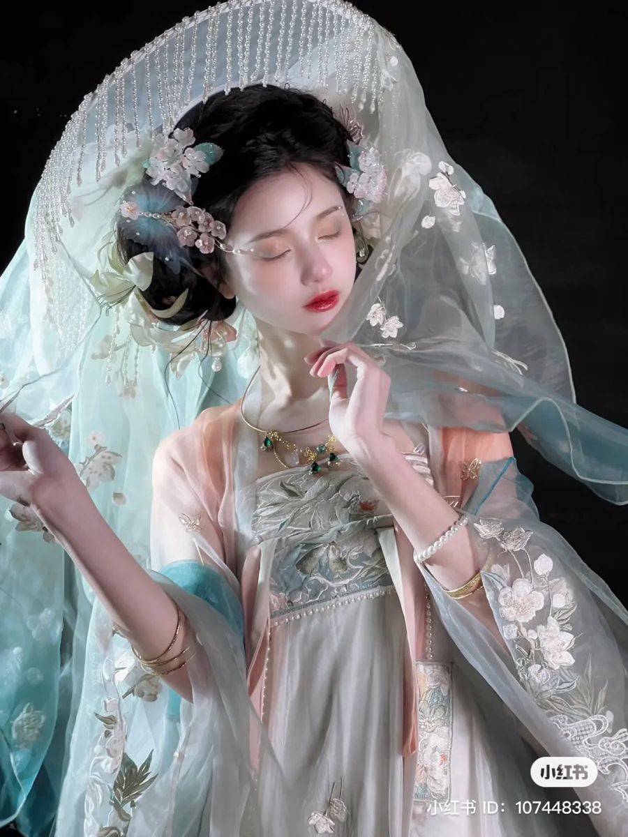 Embracing Innovation:The Evolution of Flower-Pattern Cheongsam Embracing Innovation:The Evolution of Flower-Pattern Cheongsam