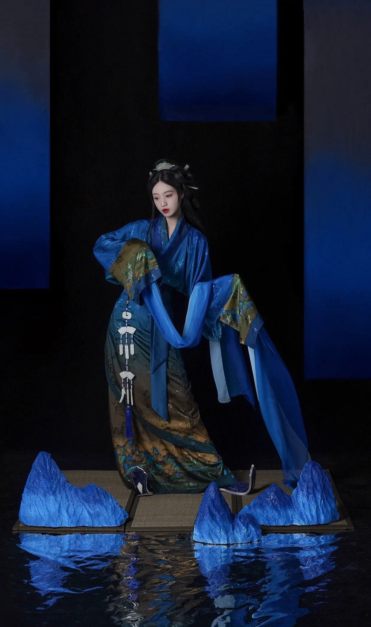 Charming Mini Silk Cheongsam:A Fashion Statement for the Petite Figures Charming Mini Silk Cheongsam:A Fashion Statement for the Petite Figures
