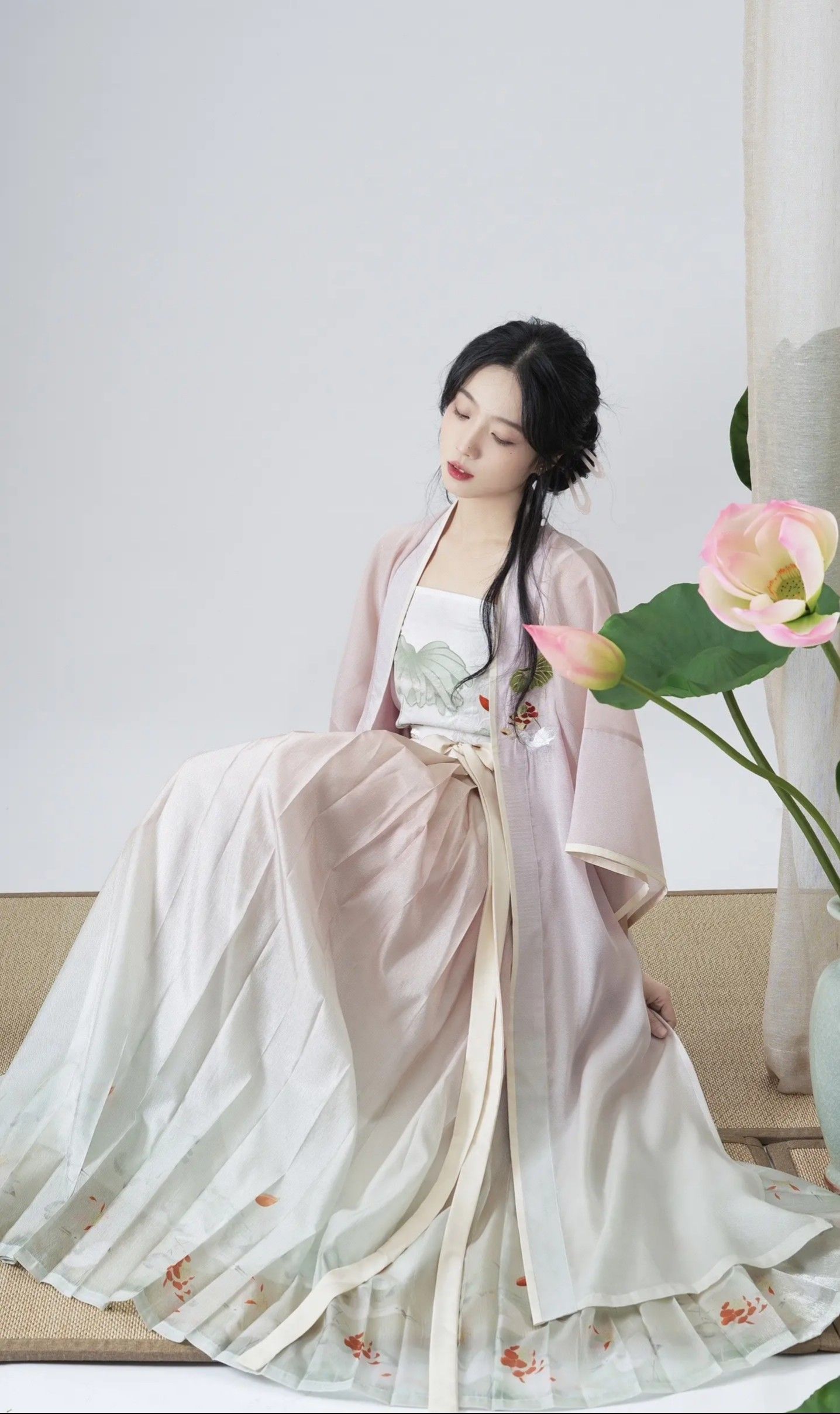 The Rise of Hanfu Fashion:Exploring the Elegance of Integrated Standing Collars as Inner Layers The Rise of Hanfu Fashion:Exploring the Elegance of Integrated Standing Collars as Inner Layers