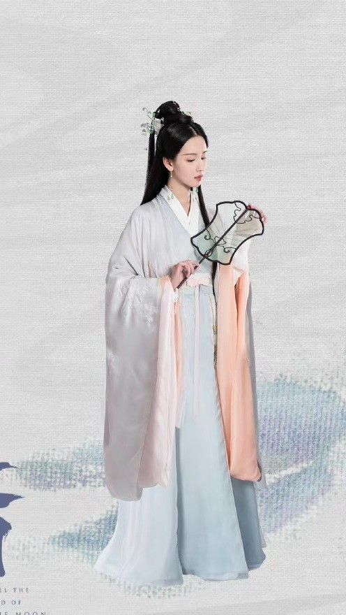 The Ritual of Cheongsam-Adorned Welcome and Award Ceremony:Elegance in the Service of Tradition The Ritual of Cheongsam-Adorned Welcome and Award Ceremony:Elegance in the Service of Tradition
