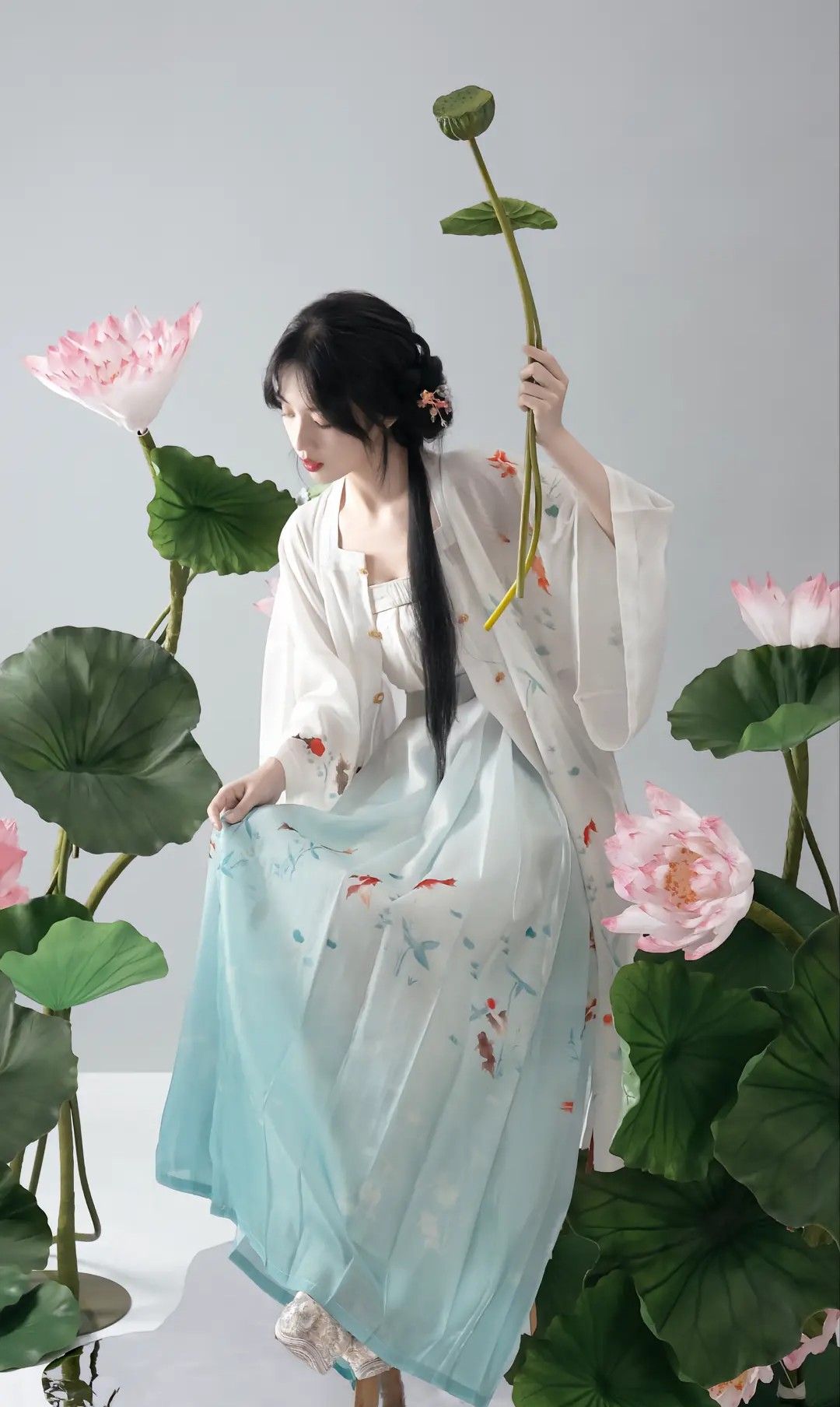Traditional Tang Suit with Chinese-Style Blouse:A Blend of Ancient Elegance and Modern Fashion Traditional Tang Suit with Chinese-Style Blouse:A Blend of Ancient Elegance and Modern Fashion
