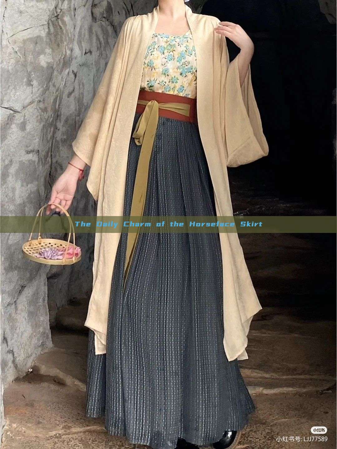 The Daily Charm of the Horseface Skirt The Daily Charm of the Horseface Skirt