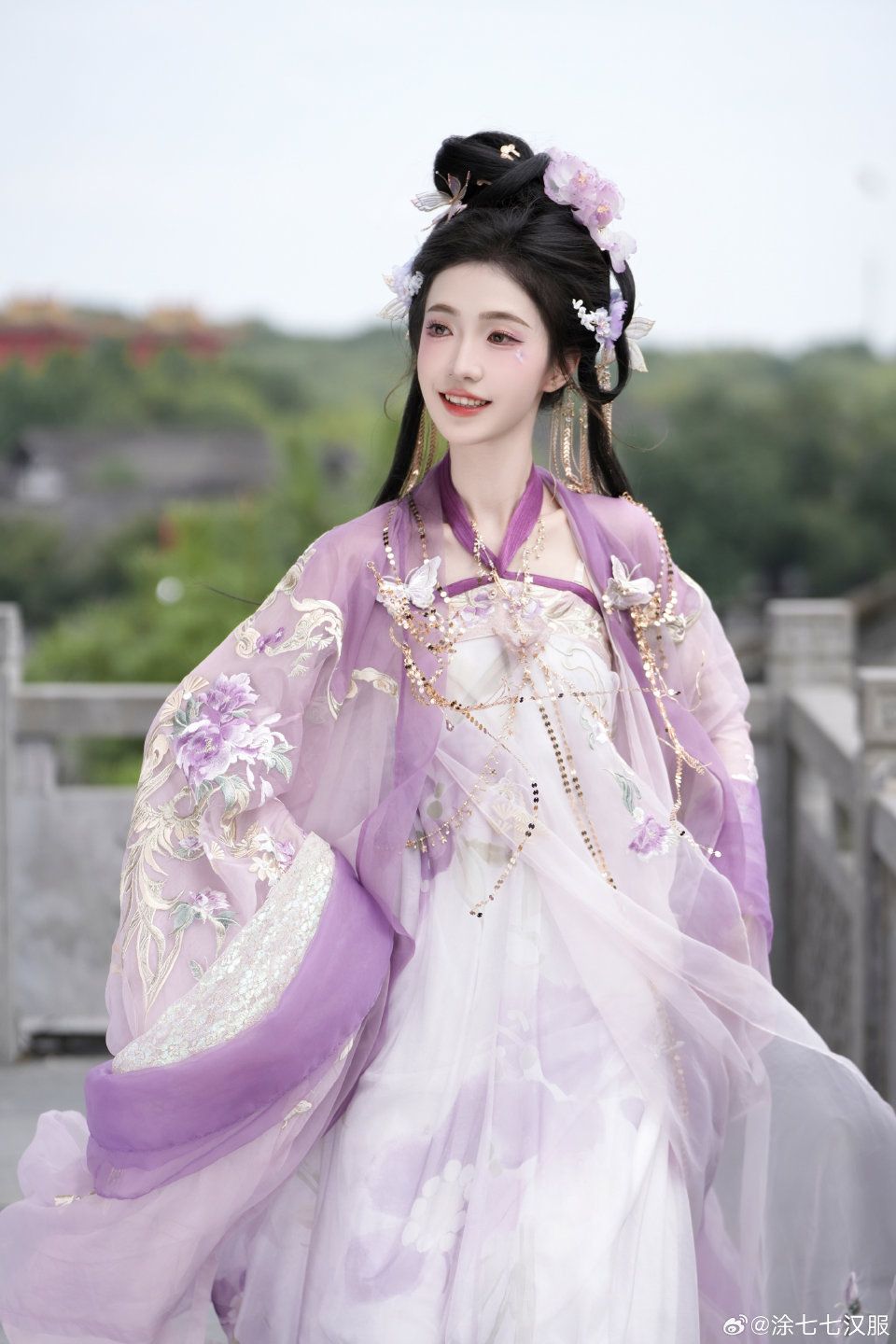 The Elegance of Long Cheongsam with Splendid Slits The Elegance of Long Cheongsam with Splendid Slits