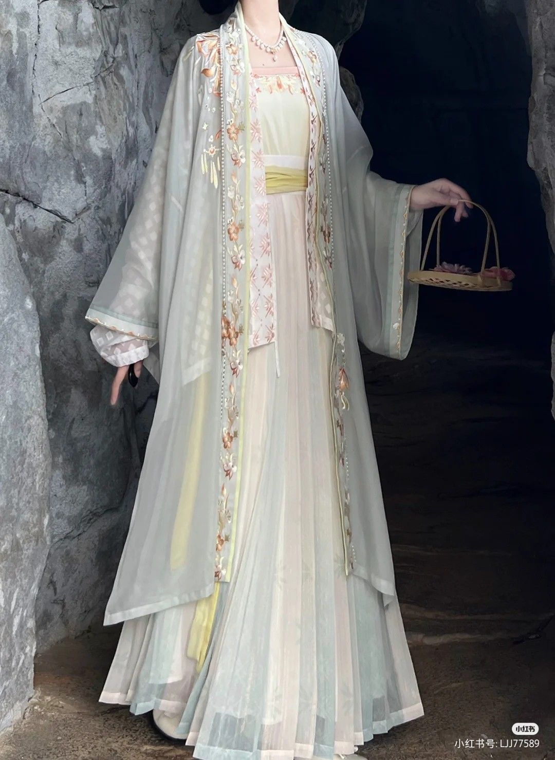 The Evolution of the Horseface Skirt and Academic Robes:A Journey Through Time The Evolution of the Horseface Skirt and Academic Robes:A Journey Through Time