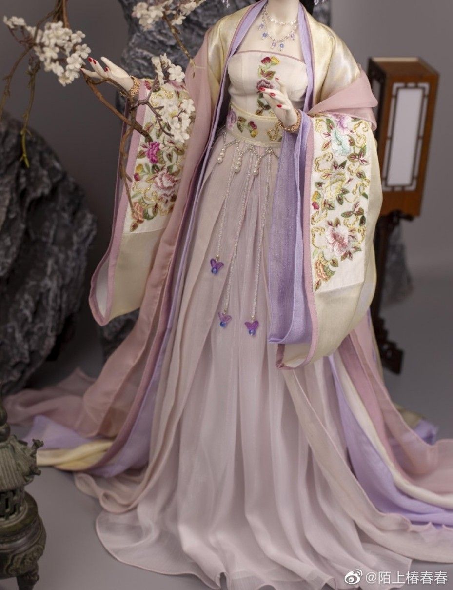 Summer in Traditional Splendor:The Ming-Style Hanfu Fashion Summer in Traditional Splendor:The Ming-Style Hanfu Fashion