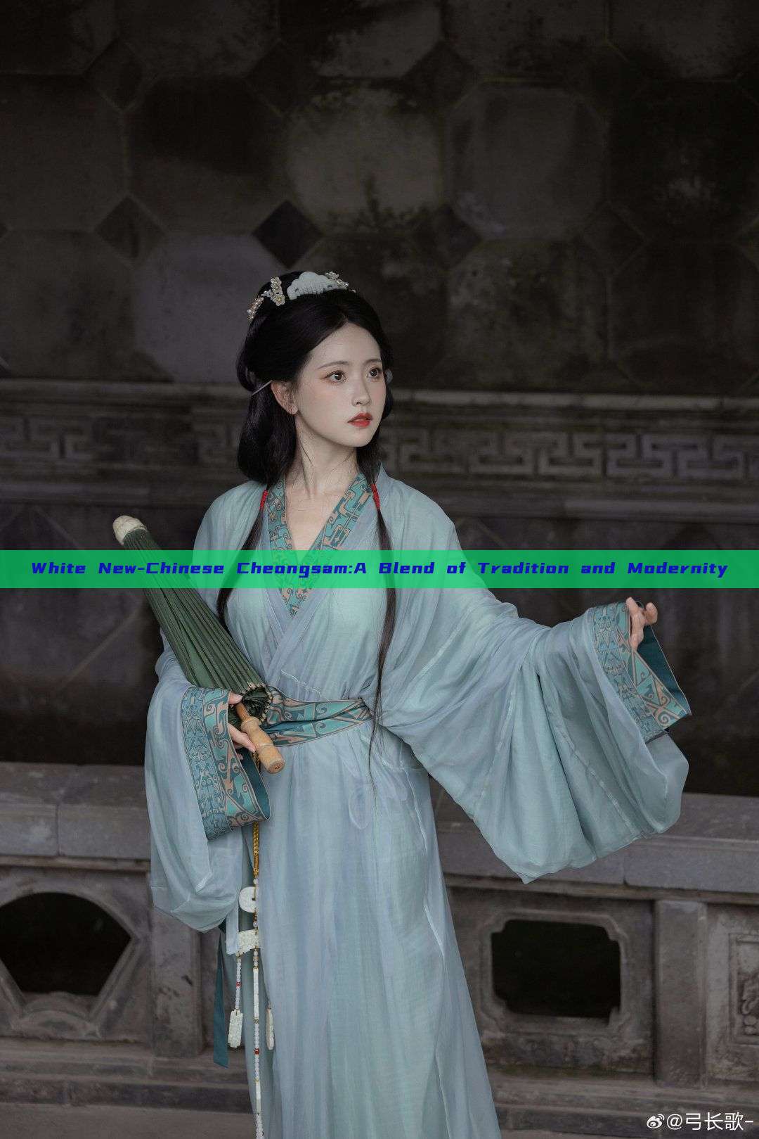 White New-Chinese Cheongsam:A Blend of Tradition and Modernity White New-Chinese Cheongsam:A Blend of Tradition and Modernity