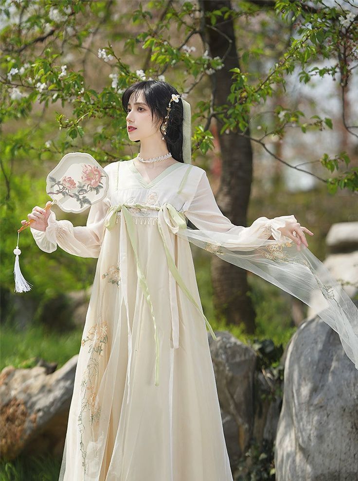 Reinventing the Cheongsam:The Evolution of Traditional Qipao into Modern Fashionable Womens Wear Reinventing the Cheongsam:The Evolution of Traditional Qipao into Modern Fashionable Womens Wear