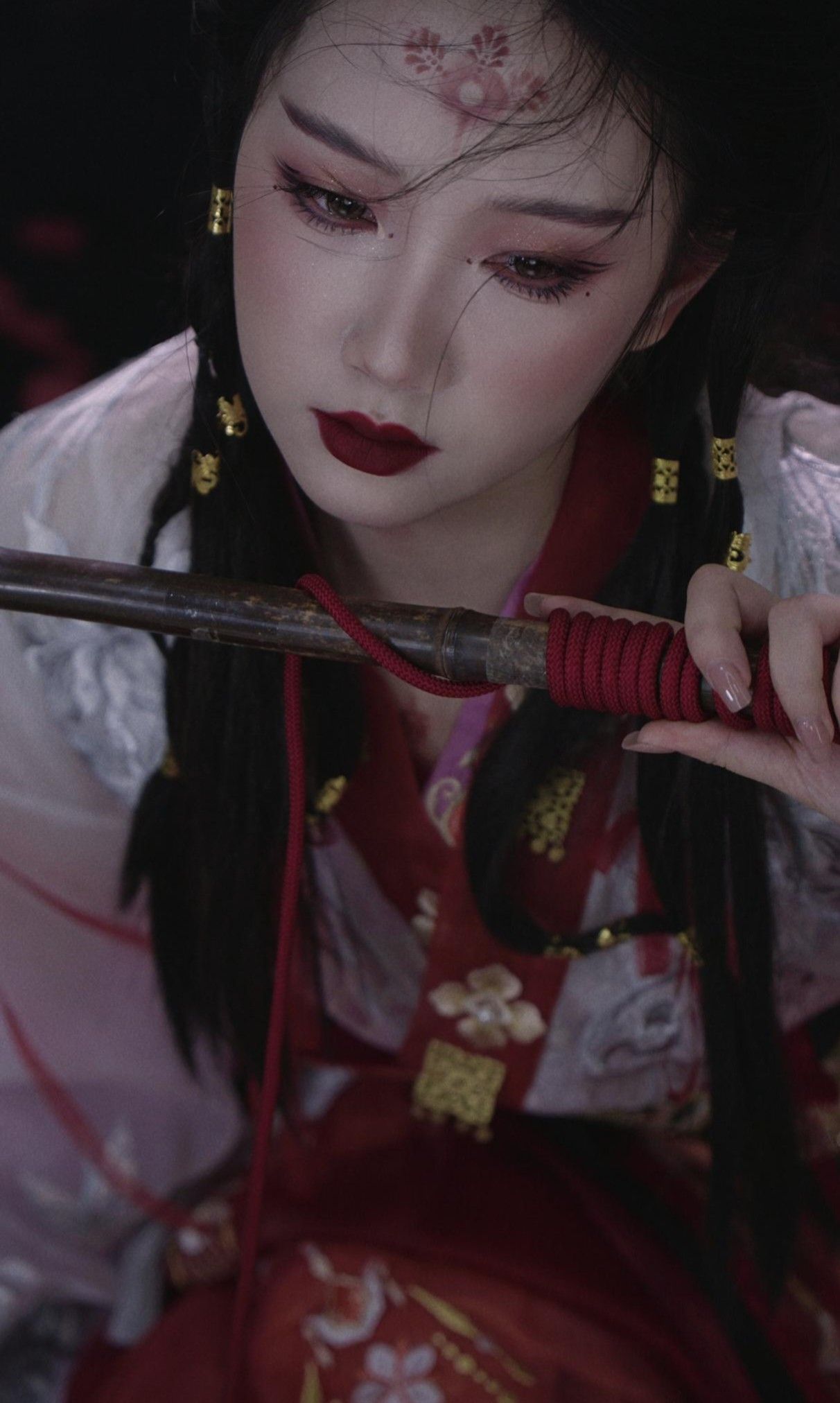 The Story of a 12-Year-Old Girl in Traditional Hanfu Clothing The Story of a 12-Year-Old Girl in Traditional Hanfu Clothing