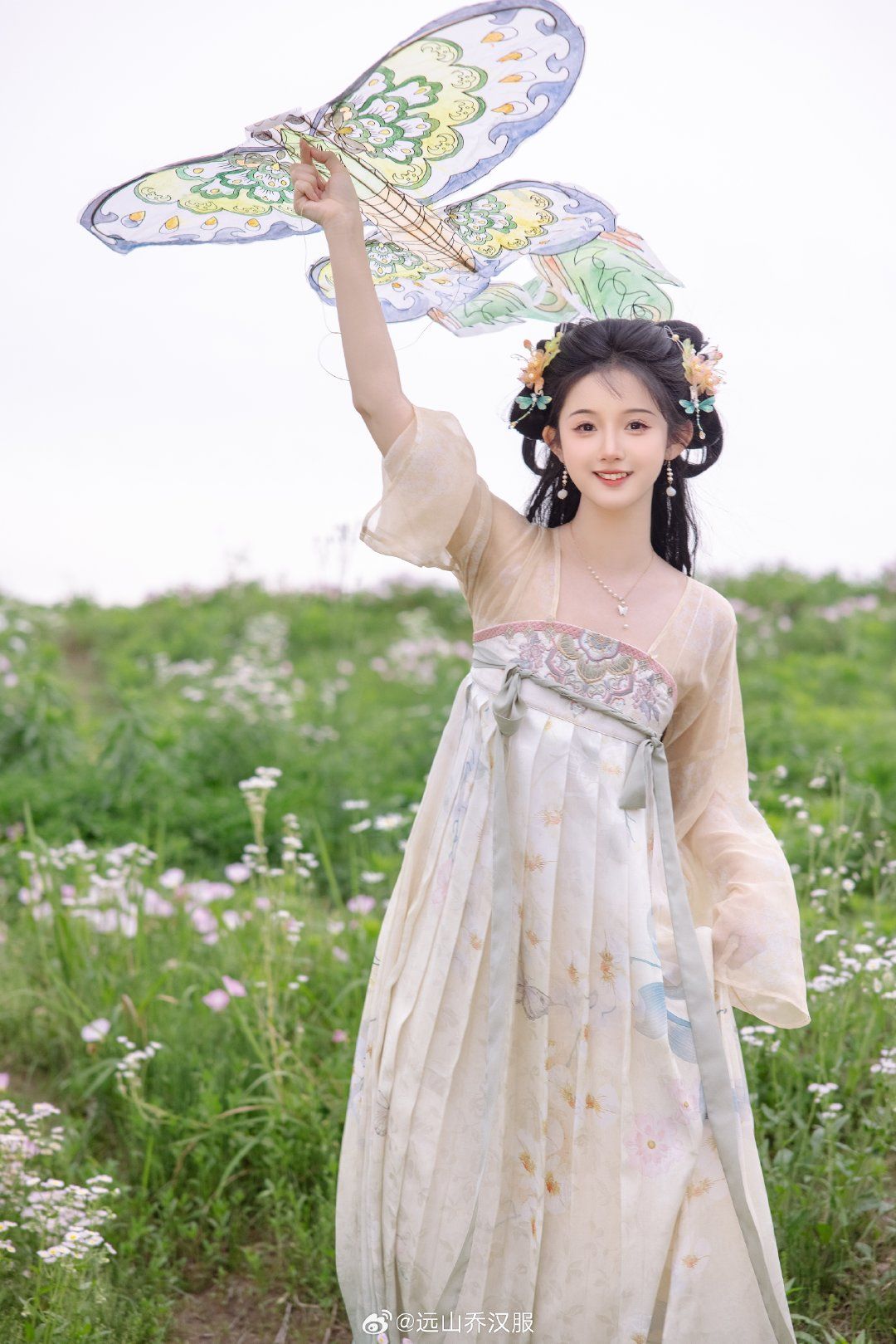 Winter Hanfu Fashion for Junior Middle School Girls:A Style Exploration Winter Hanfu Fashion for Junior Middle School Girls:A Style Exploration