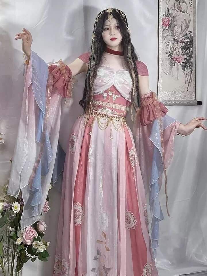 The Evolution of Gown-Style Cheongsam:Embracing the Low-Neckline for Toast Ceremonies The Evolution of Gown-Style Cheongsam:Embracing the Low-Neckline for Toast Ceremonies