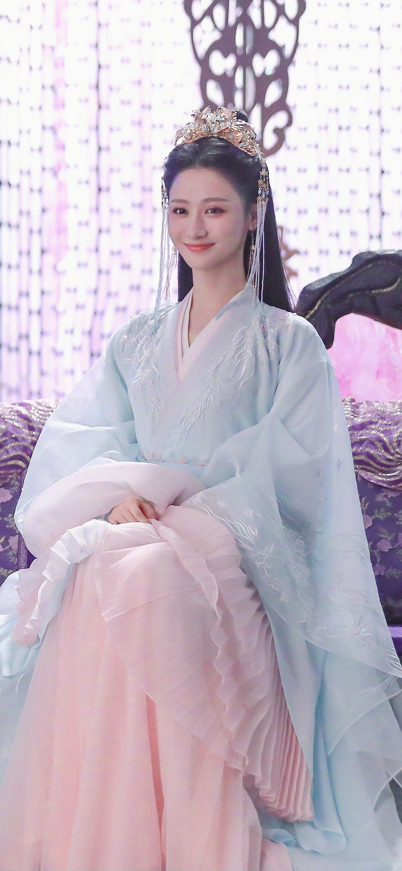 The Slimming Effect of Red Cheongsam:Embracing the Traditional Elegance