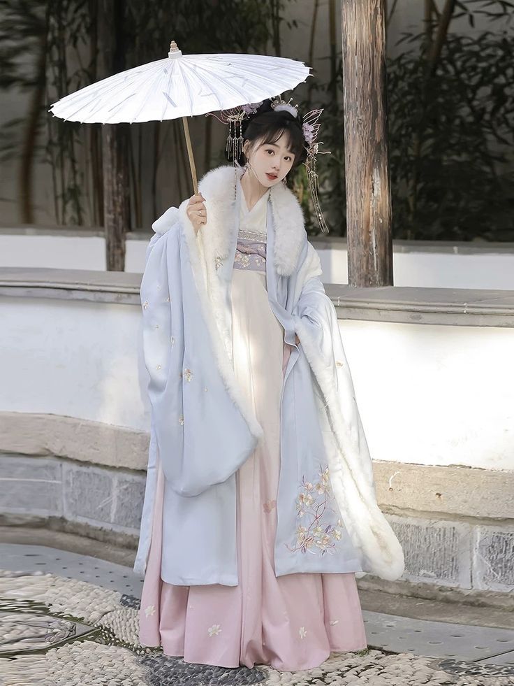 The Evolution of Cheongsam and High-heeled Shoes with Water Platforms:A Fashionable Journey The Evolution of Cheongsam and High-heeled Shoes with Water Platforms:A Fashionable Journey
