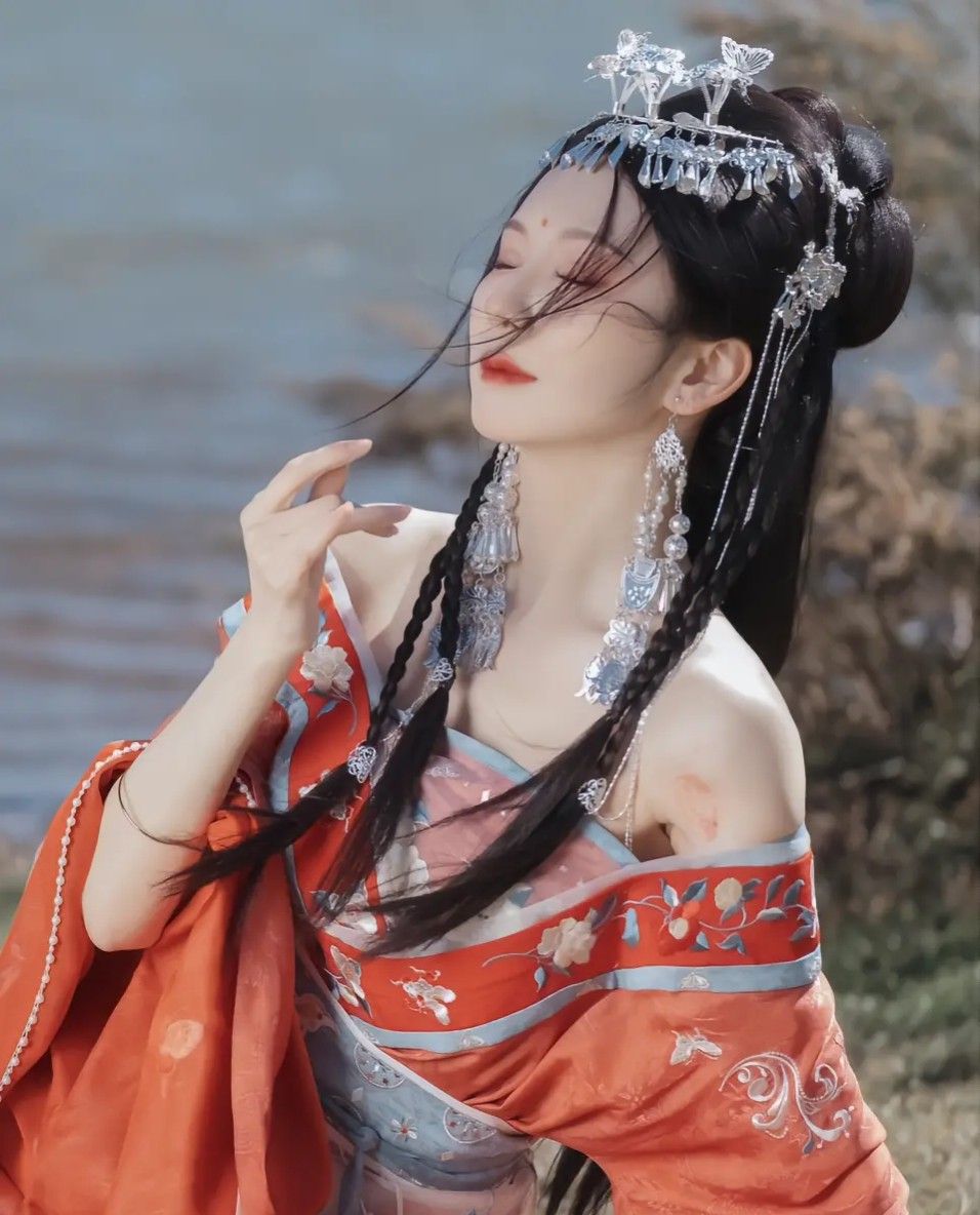 The Elegance of a Ladys Cape Cheongsam:A Blend of Traditional and Modern Fashion The Elegance of a Ladys Cape Cheongsam:A Blend of Traditional and Modern Fashion