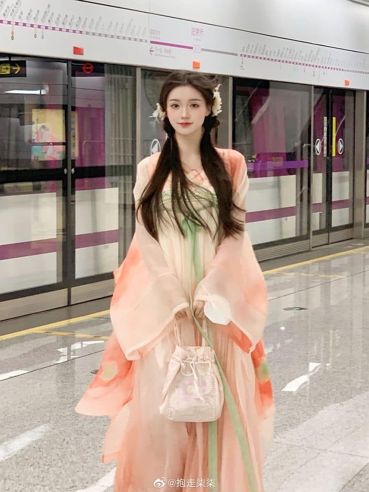The Revival of Cheongsams Reverse-Sleeve Style:Spring and Autumn Elegance The Revival of Cheongsams Reverse-Sleeve Style:Spring and Autumn Elegance