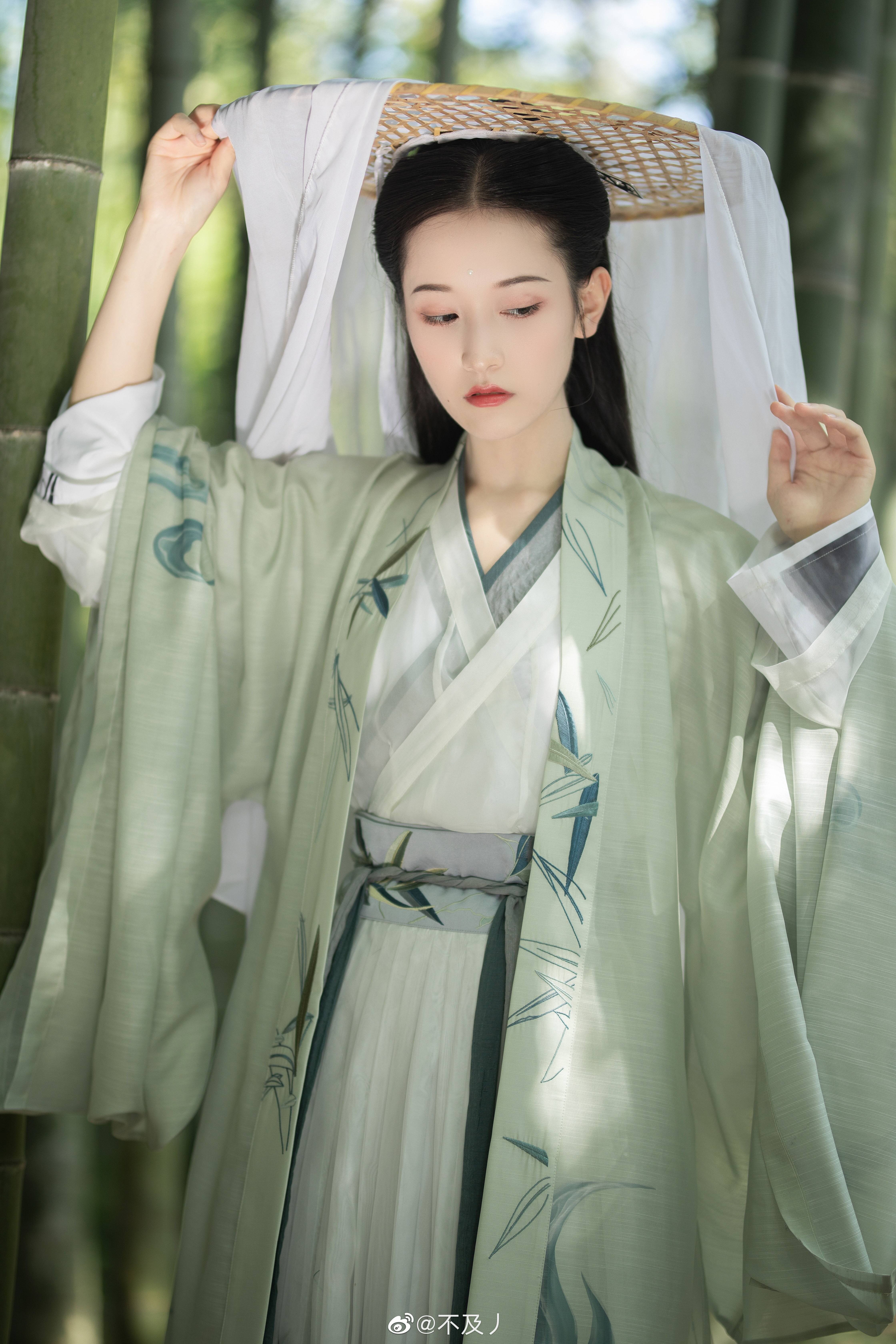 Short-Style Cheongsam for Short Girls:Embracing the Traditional Elegance Short-Style Cheongsam for Short Girls:Embracing the Traditional Elegance
