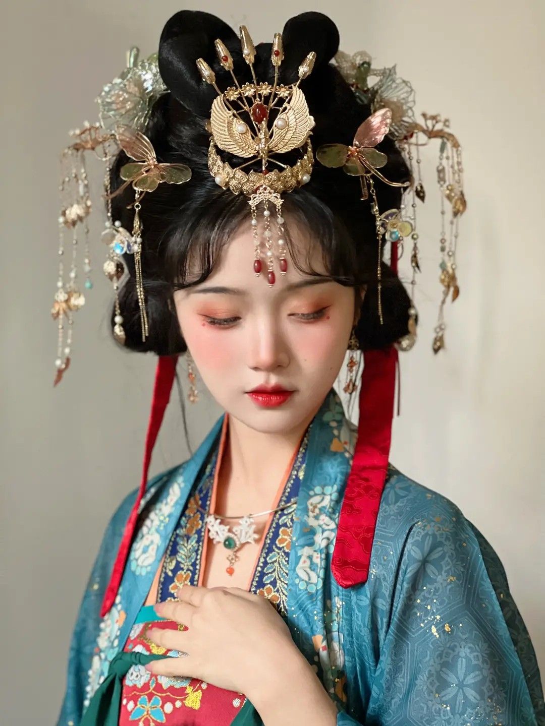 Reimagining the Cheongsam:An Innovative Womens Ensemble Reimagining the Cheongsam:An Innovative Womens Ensemble