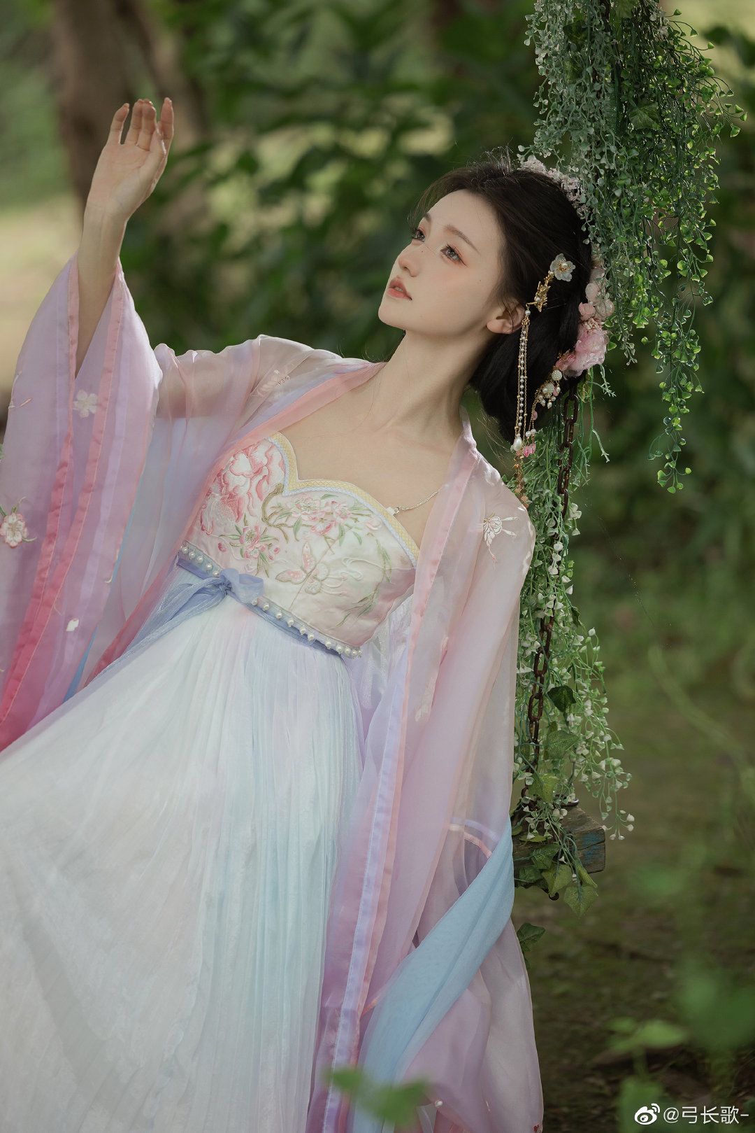 White Knitted Cheongsam:A Tale of Elegance and Tradition White Knitted Cheongsam:A Tale of Elegance and Tradition
