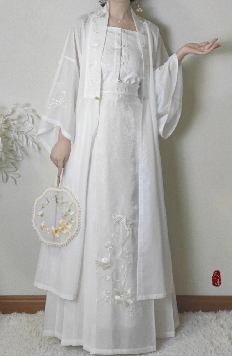 Embracing the New Chinese Style:The Daily Life of a Qipao-Wearing Girl Child Embracing the New Chinese Style:The Daily Life of a Qipao-Wearing Girl Child