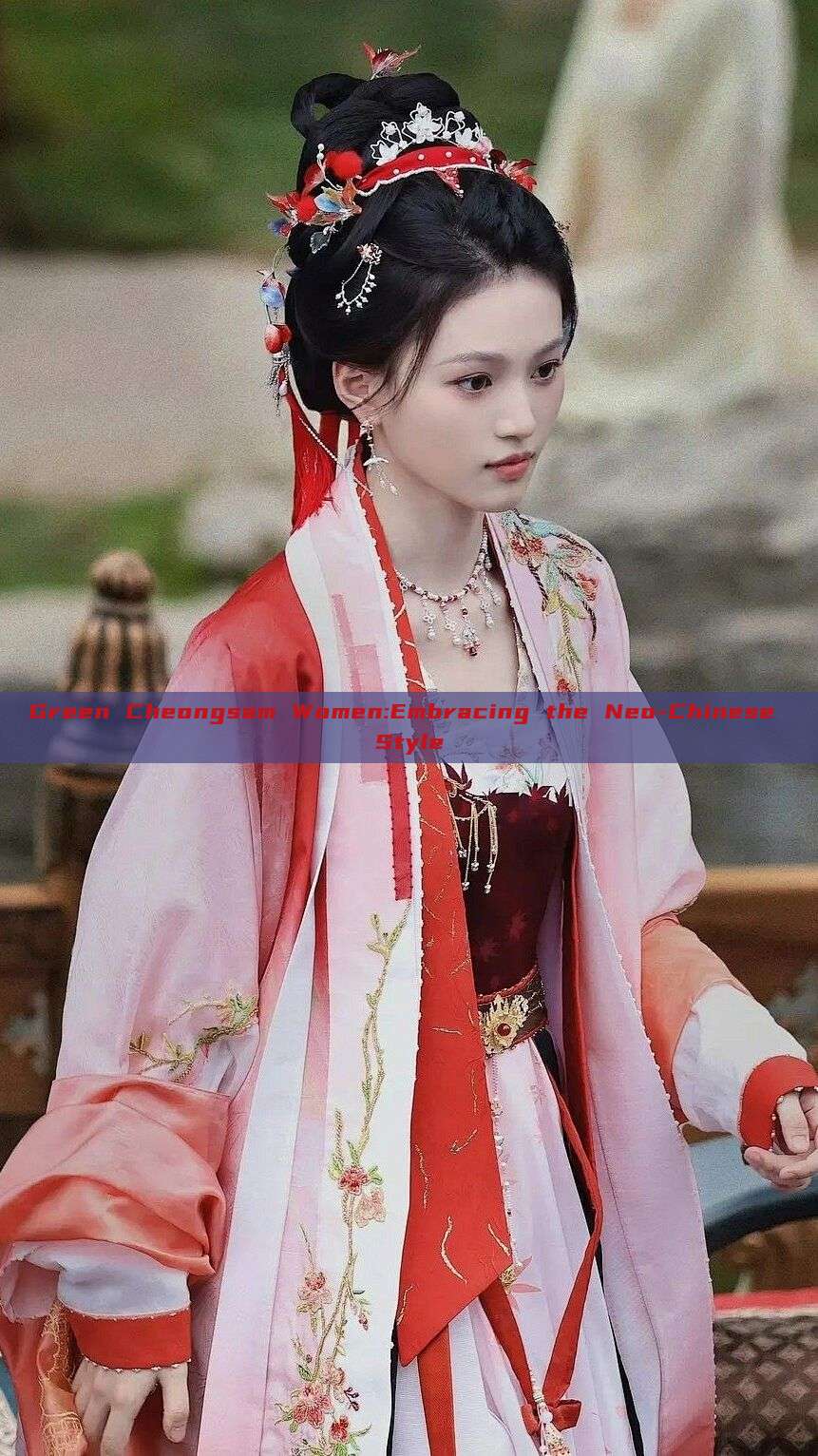 Green Cheongsam Women:Embracing the Neo-Chinese Style Green Cheongsam Women:Embracing the Neo-Chinese Style