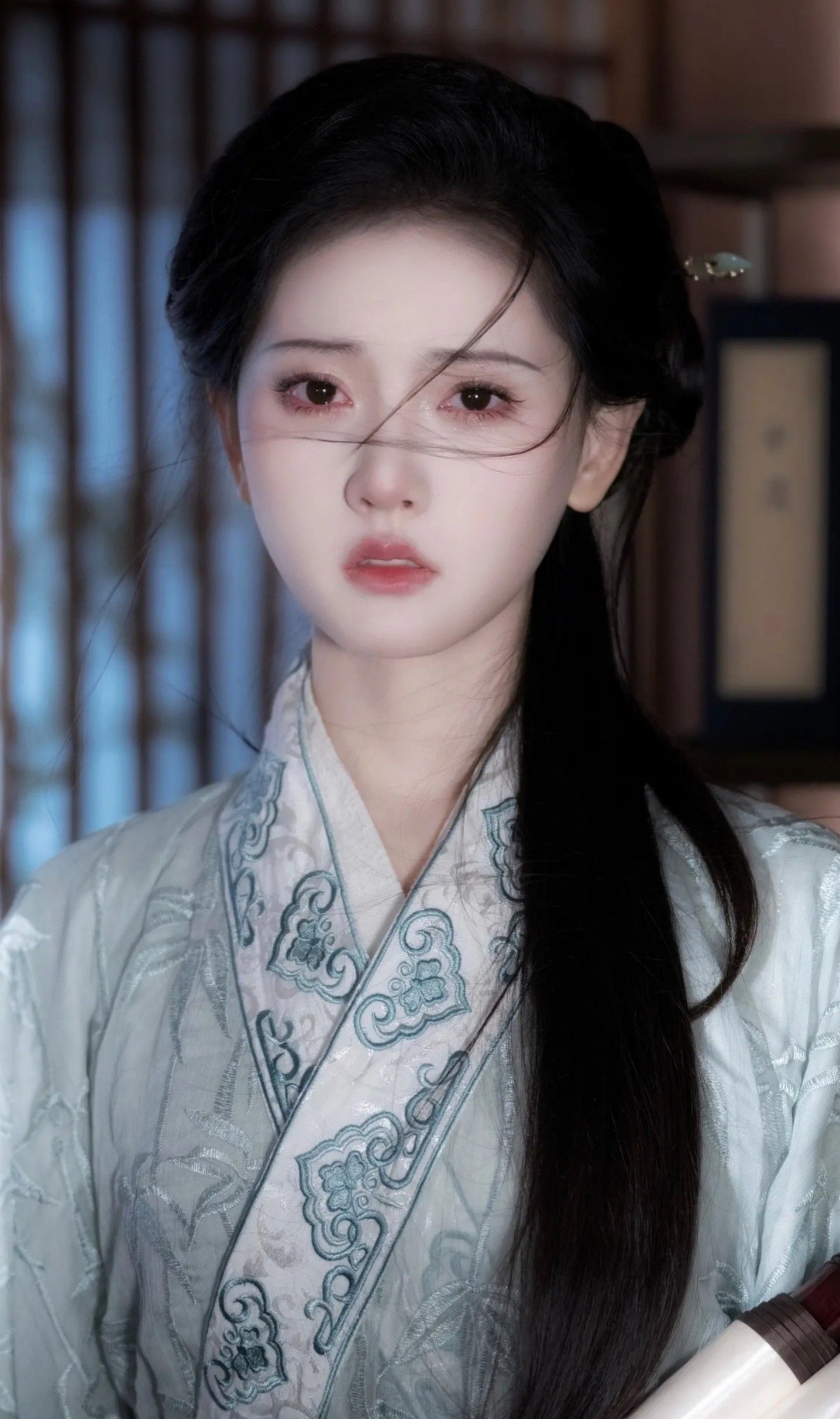 Umbrella Props in Traditional Chinese Hanfu Fashion:A Cultural Exploration