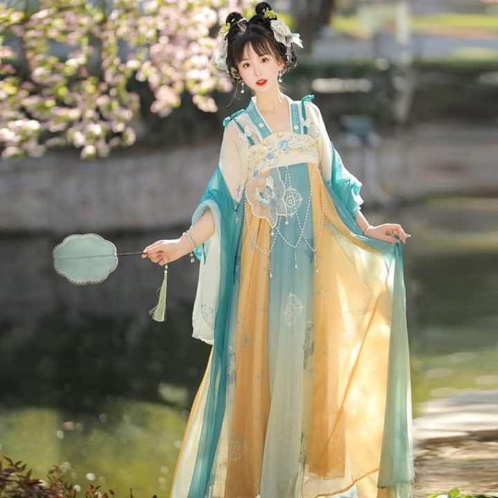 The Complete Set of Traditional Hanfu Seven-Piece Ensemble The Complete Set of Traditional Hanfu Seven-Piece Ensemble