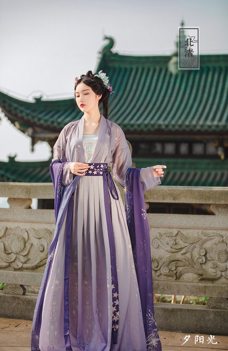 A Little Girl in a Splendid Hanfu Short-sleeved Dress A Little Girl in a Splendid Hanfu Short-sleeved Dress