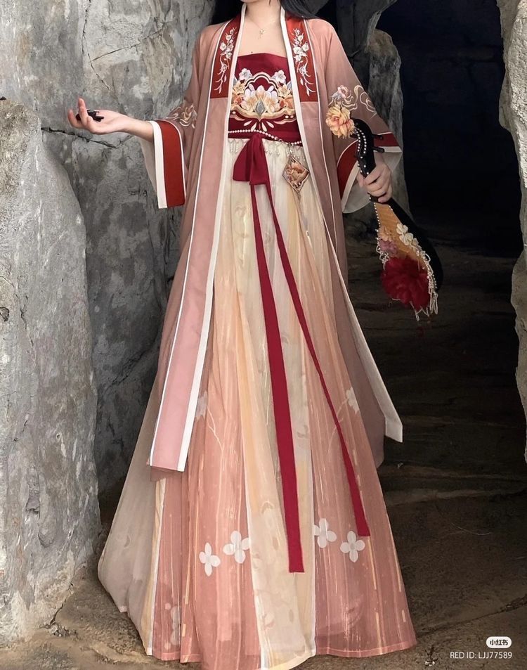 Satin-like Cheongsam with the Enchanting Charm of Xiangyun Silk Satin-like Cheongsam with the Enchanting Charm of Xiangyun Silk