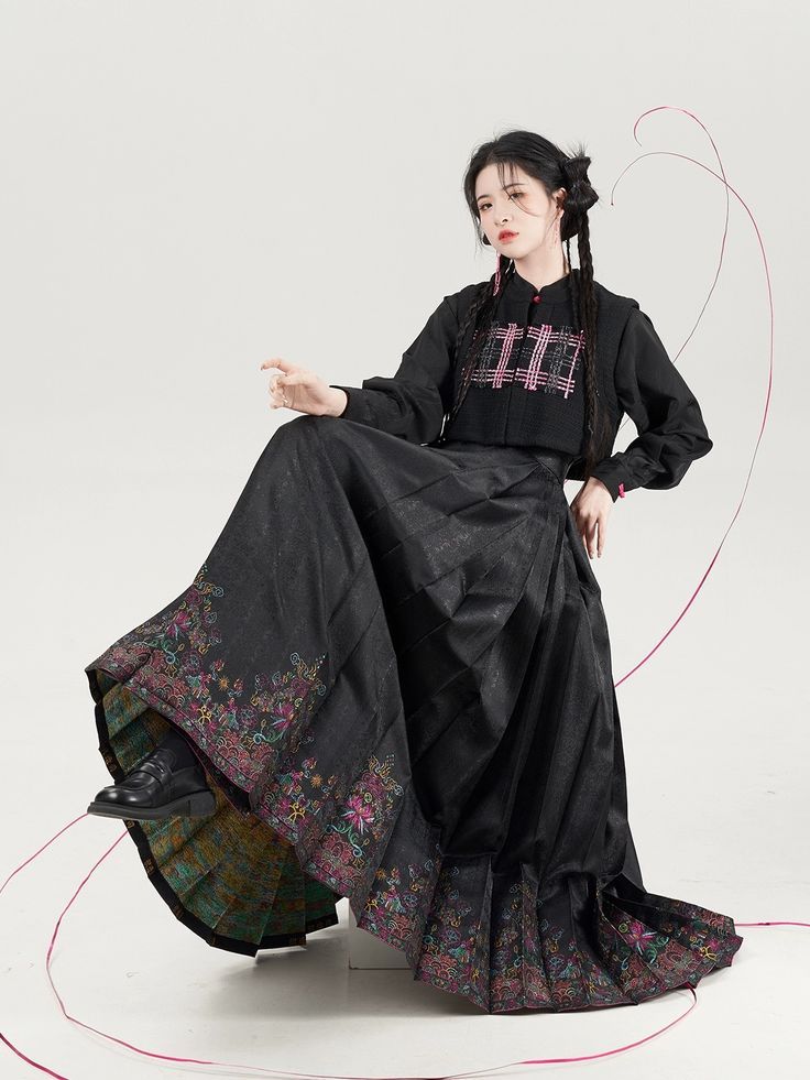 Treading in Harmony:The Revival of Hanfu Fashion Through Song and Dance Treading in Harmony:The Revival of Hanfu Fashion Through Song and Dance