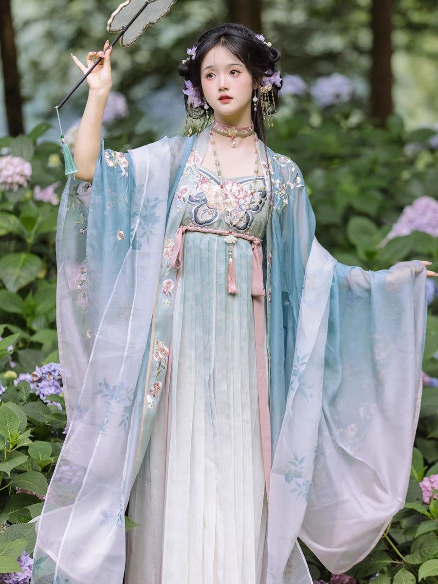 Elegant Silk Cheongsam-Style Dress:A Blend of Tradition and Modernity Elegant Silk Cheongsam-Style Dress:A Blend of Tradition and Modernity