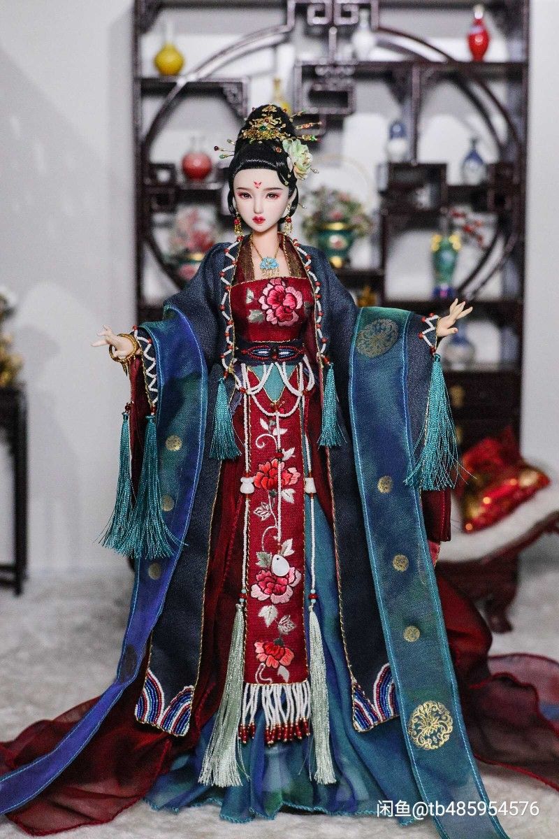 The Splendor of Jade Emperor Baoyu in Traditional Hanfu Clothing