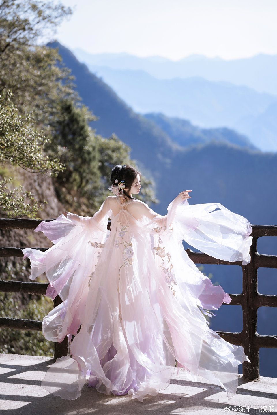 The Enchantment of Horseface Skirt and Cloud-Inspired Capelet:A Girls Traditional Beauty The Enchantment of Horseface Skirt and Cloud-Inspired Capelet:A Girls Traditional Beauty