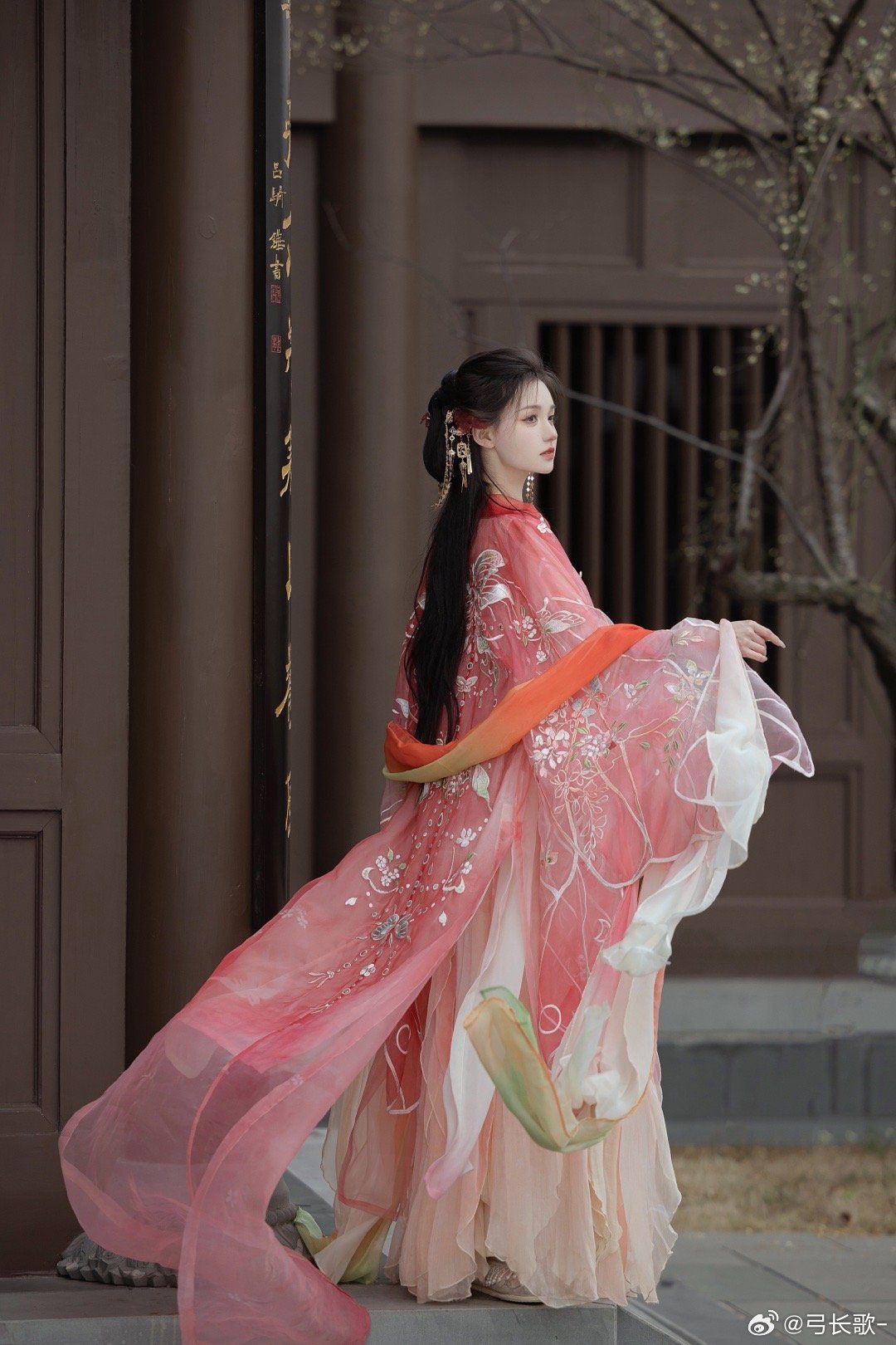 Silver Ear Jewelry in Cheongsam:A Blend of Traditional Elegance and Modern Charm Silver Ear Jewelry in Cheongsam:A Blend of Traditional Elegance and Modern Charm