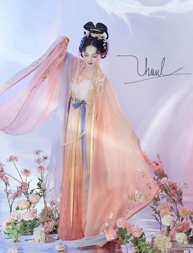 The Splendor of Cheongsam Fashion and Hair Accessories in the Republic Era The Splendor of Cheongsam Fashion and Hair Accessories in the Republic Era