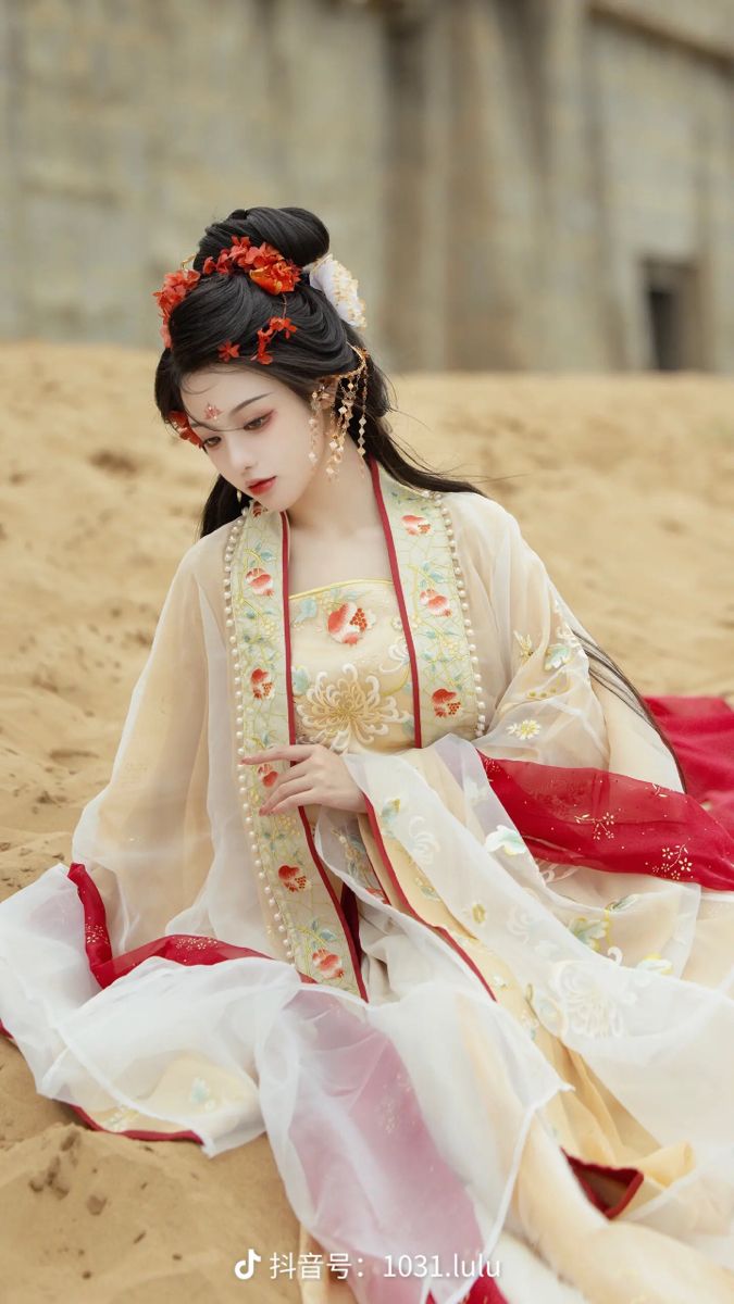 Peach Blossom Hanfu:The Charm of Little Peach Branches in Traditional Chinese Fashion Peach Blossom Hanfu:The Charm of Little Peach Branches in Traditional Chinese Fashion