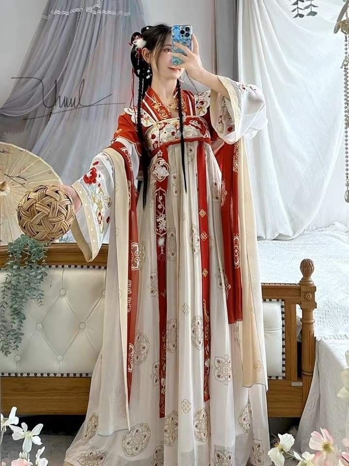 The Evolution of Womens Cheongsam as Performance Dress:A Cultural Journey The Evolution of Womens Cheongsam as Performance Dress:A Cultural Journey