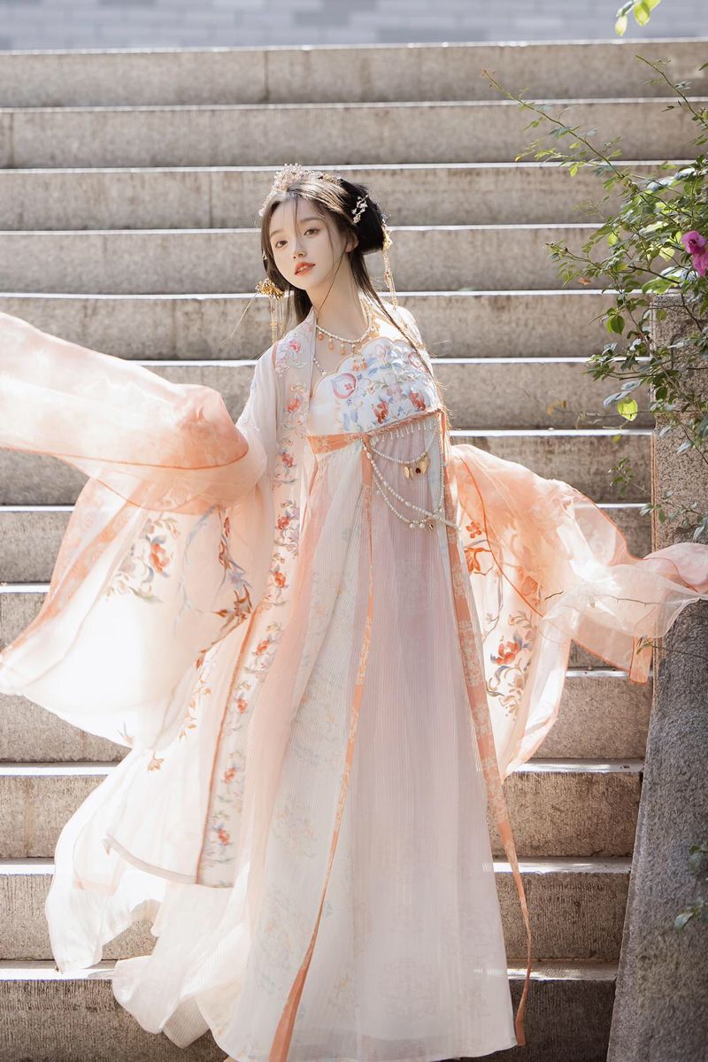Empressing the Era:Traditional Accessories of the Chinese Cheongsam in the Republic of China Empressing the Era:Traditional Accessories of the Chinese Cheongsam in the Republic of China